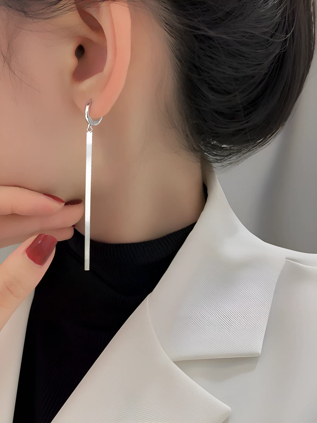 Women's geometric earrings with chain and tassel design