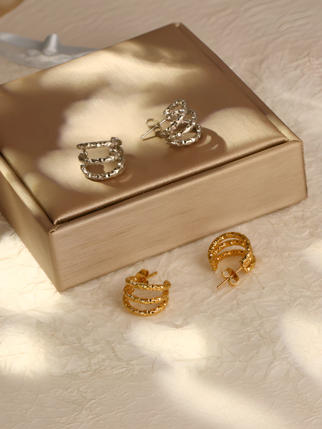 Ayollar uchun 18K oltin qoplamali titan po'latdan ko'p qatlamli minimalistik quloqhalqalar