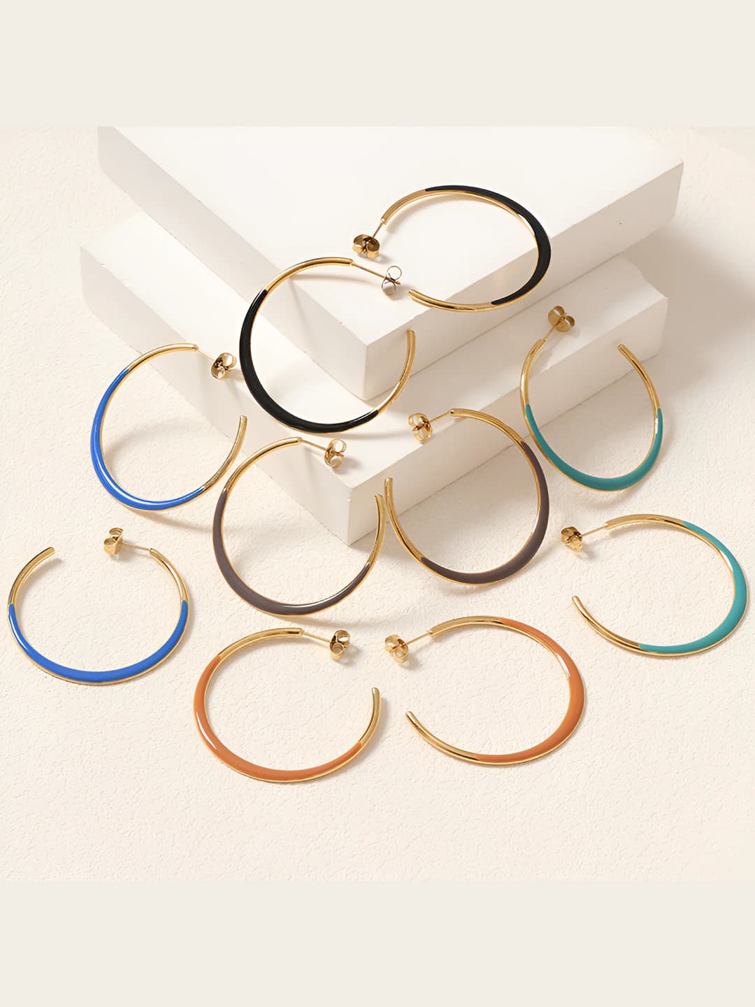 Women's hoop earrings with enamel coating and 18K gold