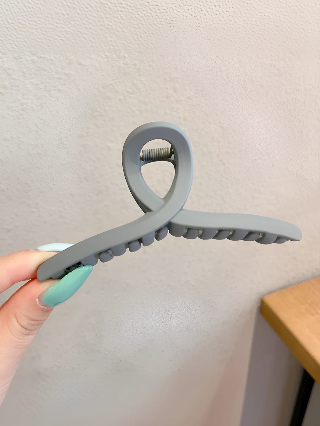 Grey-blue claw clip