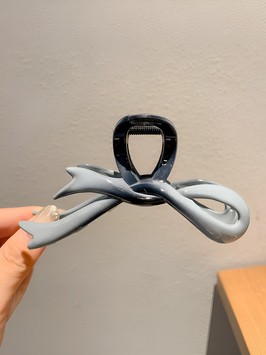 Bow clip - gradient blue-black
