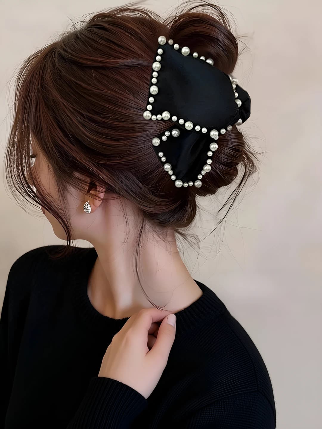 2# Black satin pearl triangle clip approx 13 cm