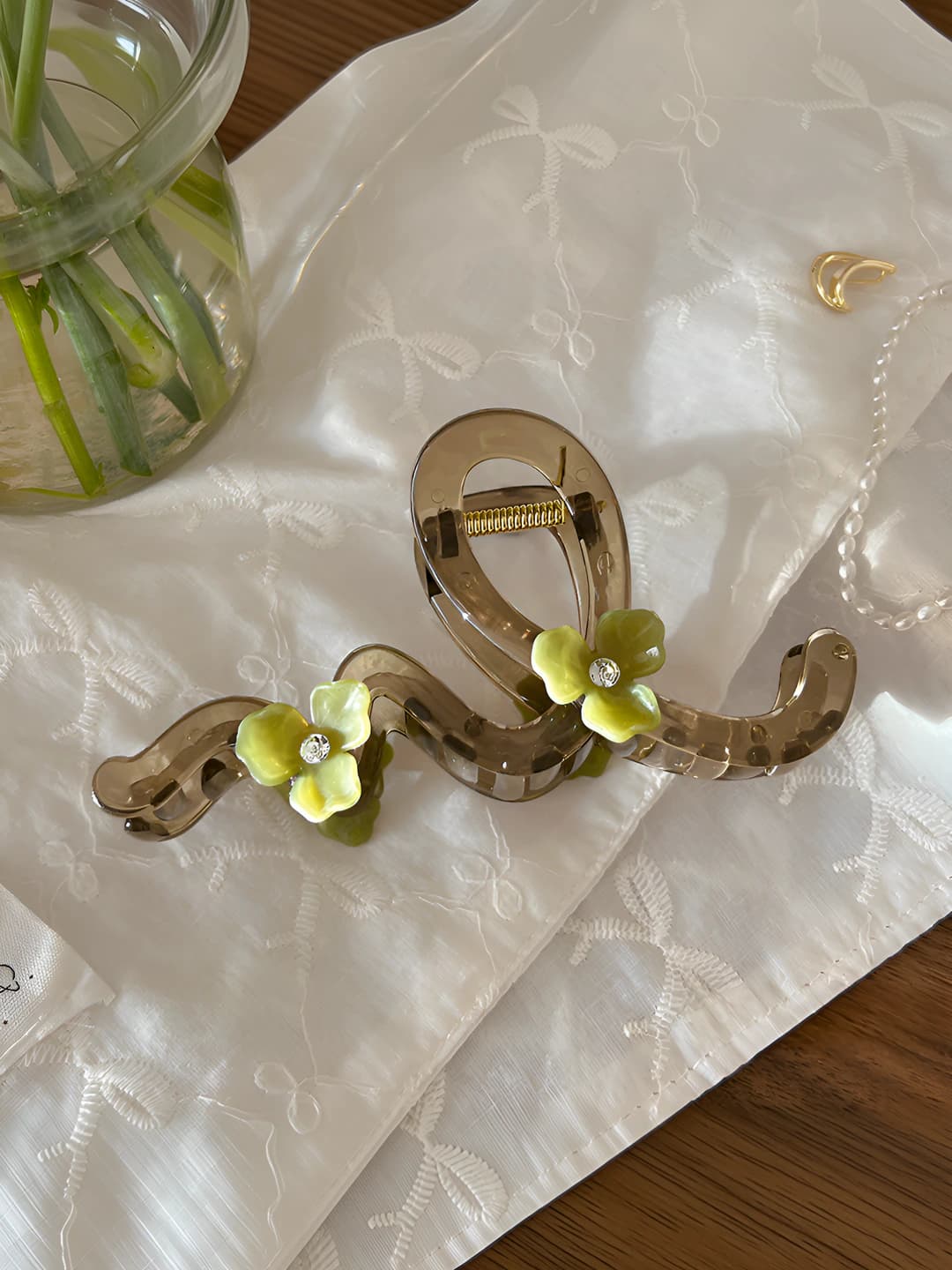 Floral wave clip