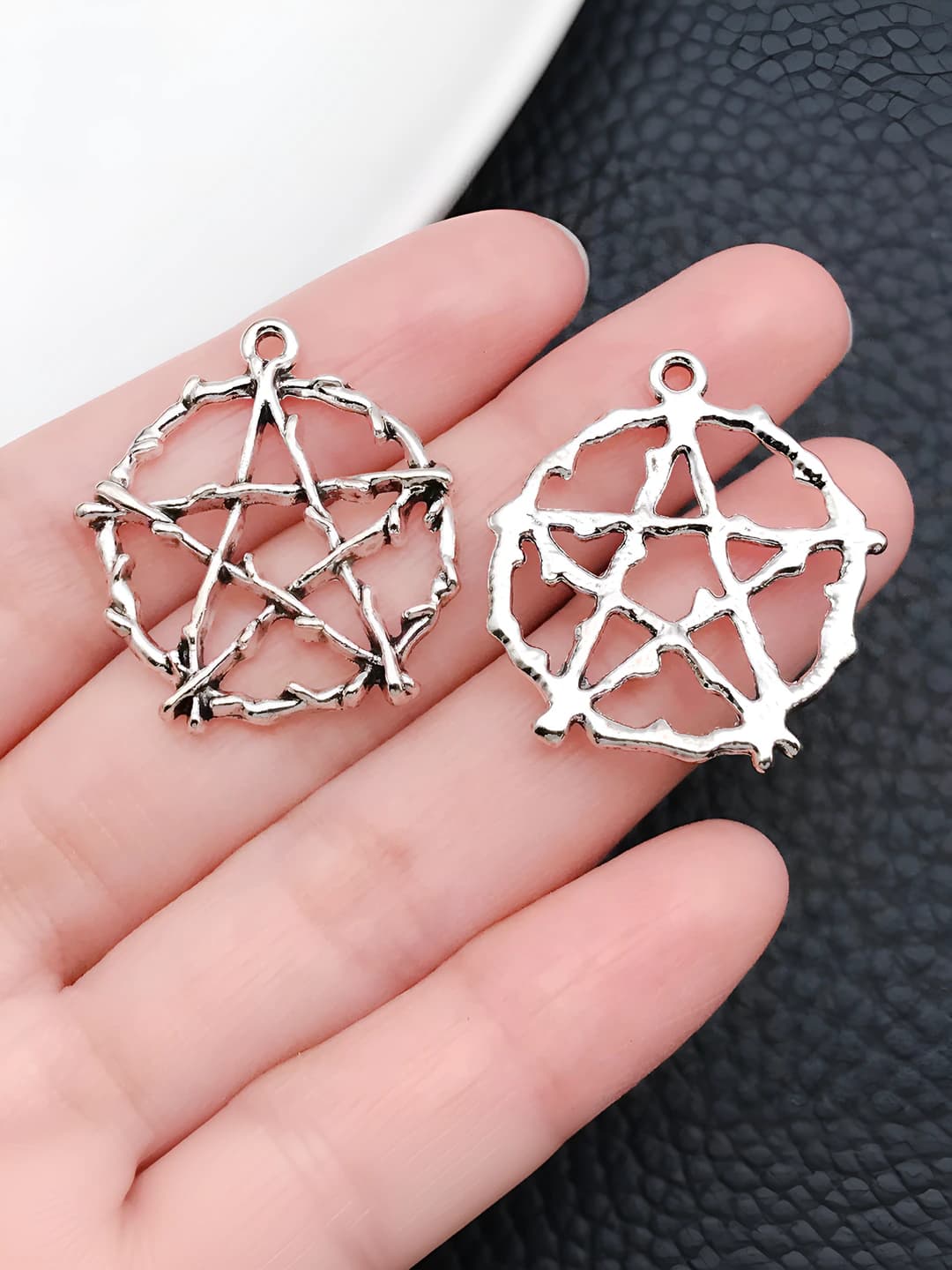 1 pc antique silver thorny hollow round pentagram 28x25.5x3mm-2.75g