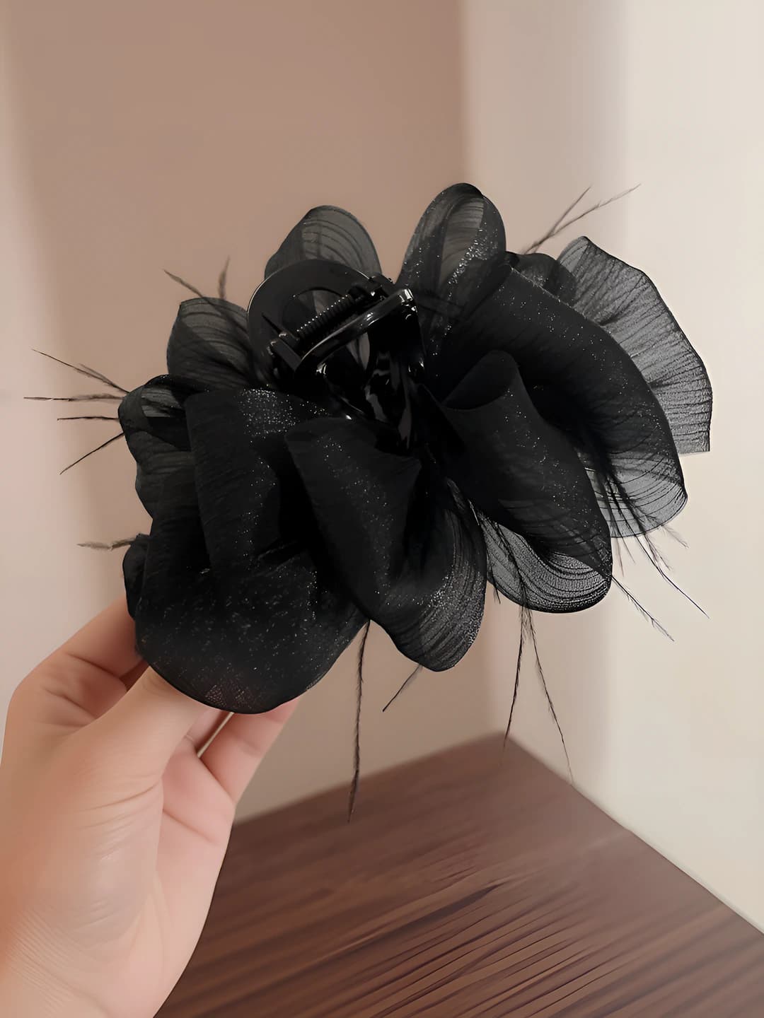 Black feather bubble claw clip