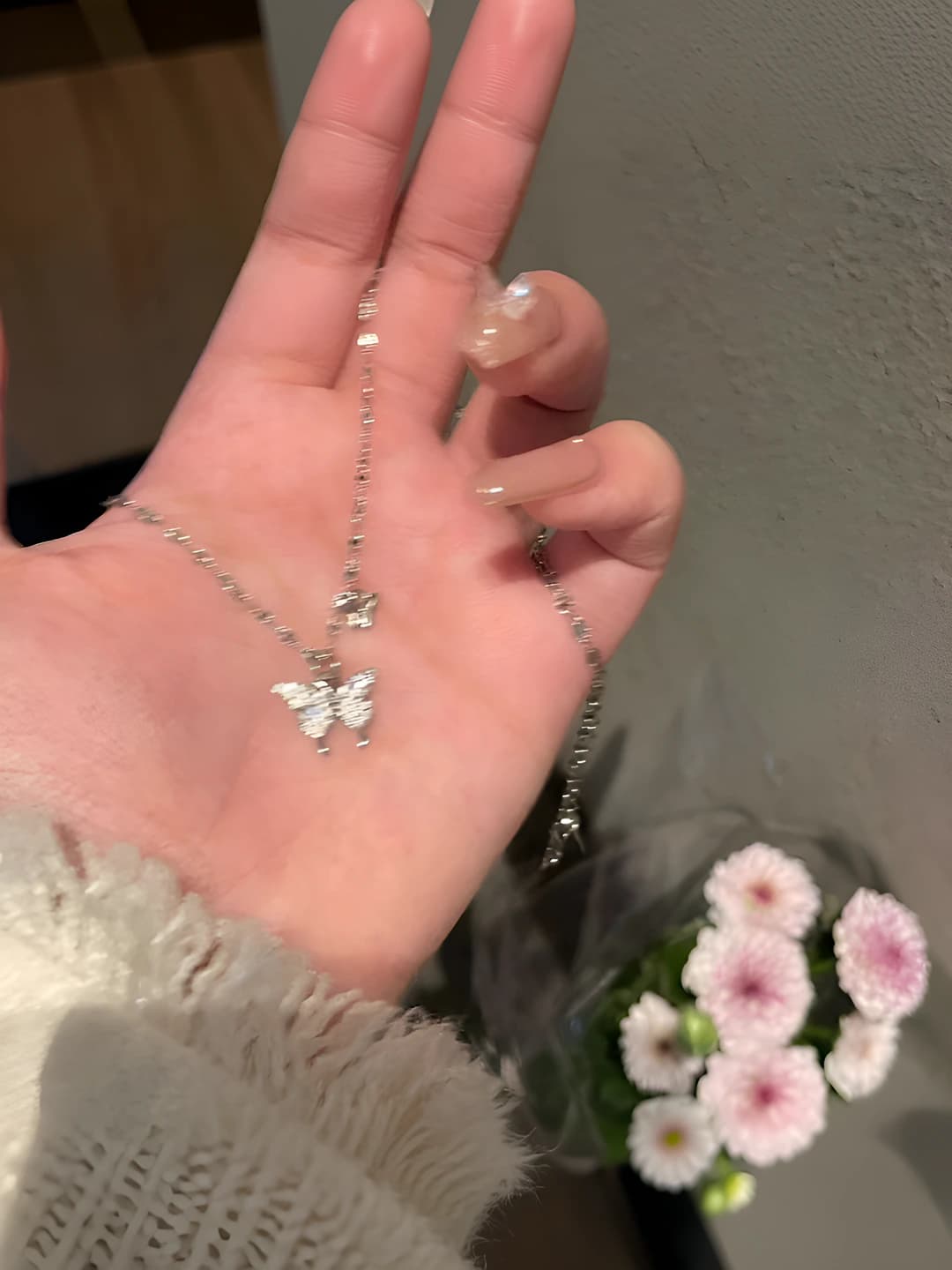 Silver single-layer bow pendant