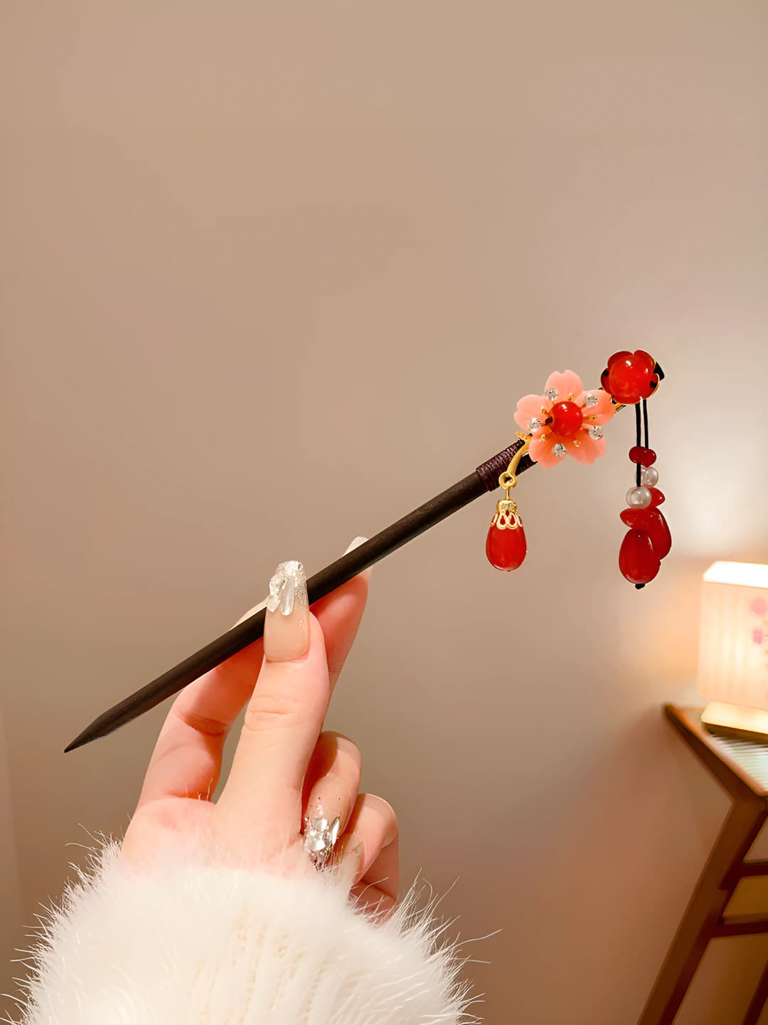 7# Розовые мелкие цветы с красным подвесом шпилька