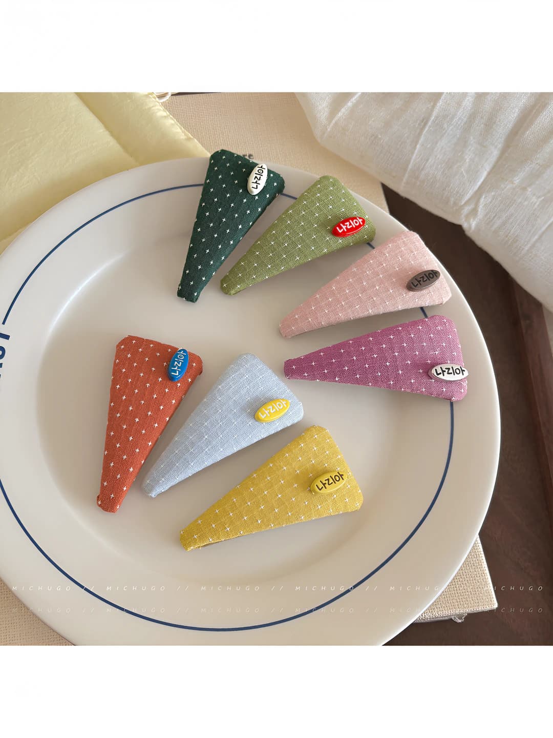 Women's triangular fabric BB hair clip, polka dot design, 2026