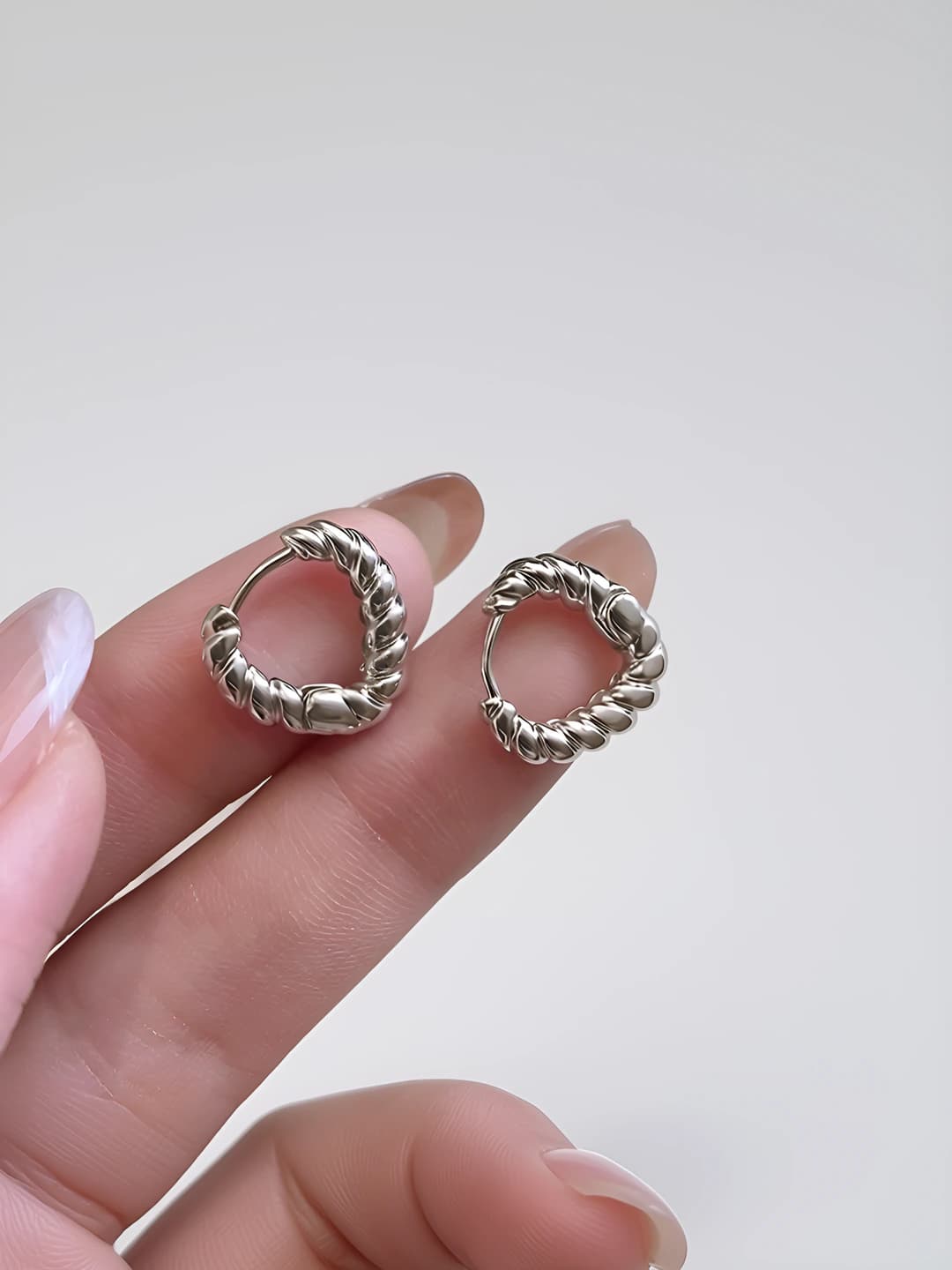 Twisted hoop, white gold