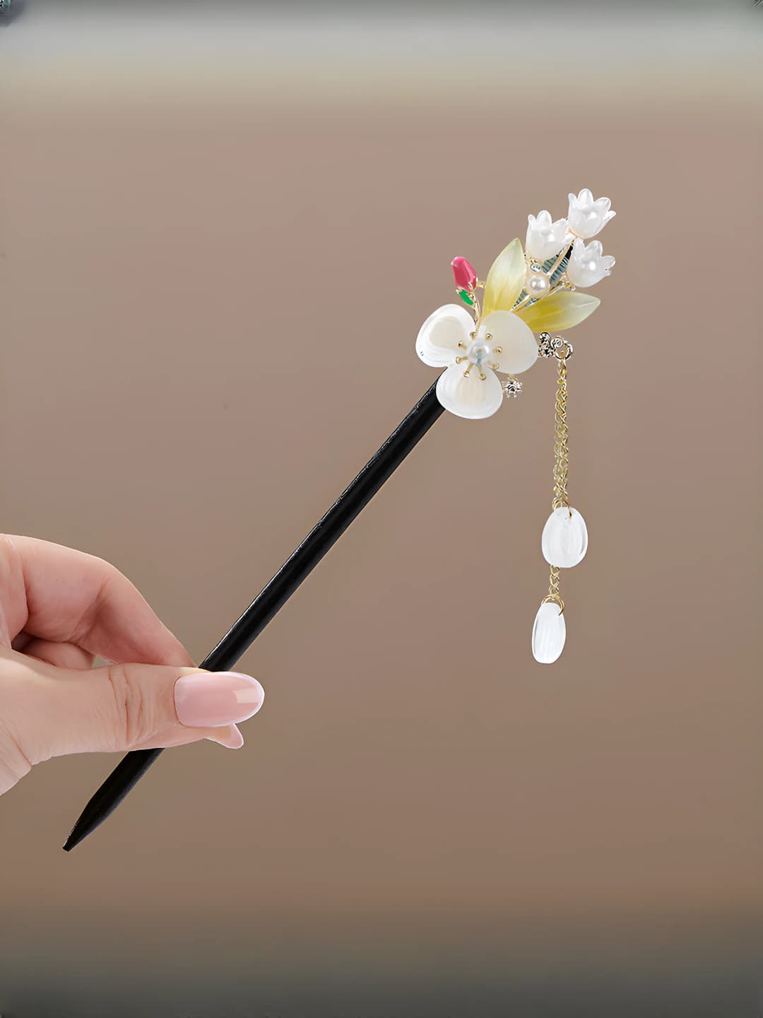 Three-petal flower white