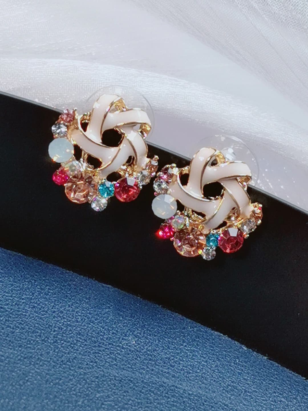 Women's flower-shaped earrings with gold plating and sparkling rhinestones in OL style