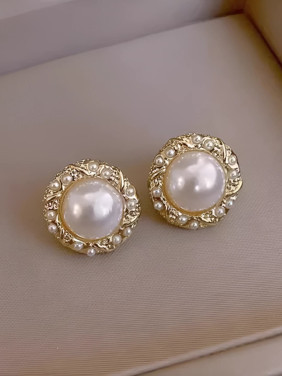27-Gold edge round pearl stud