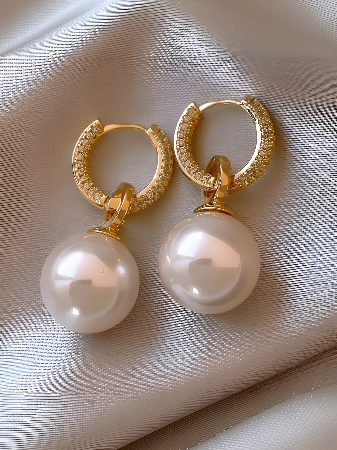 Women's pearl drop earrings, light luxury style, design element for fashion and commute