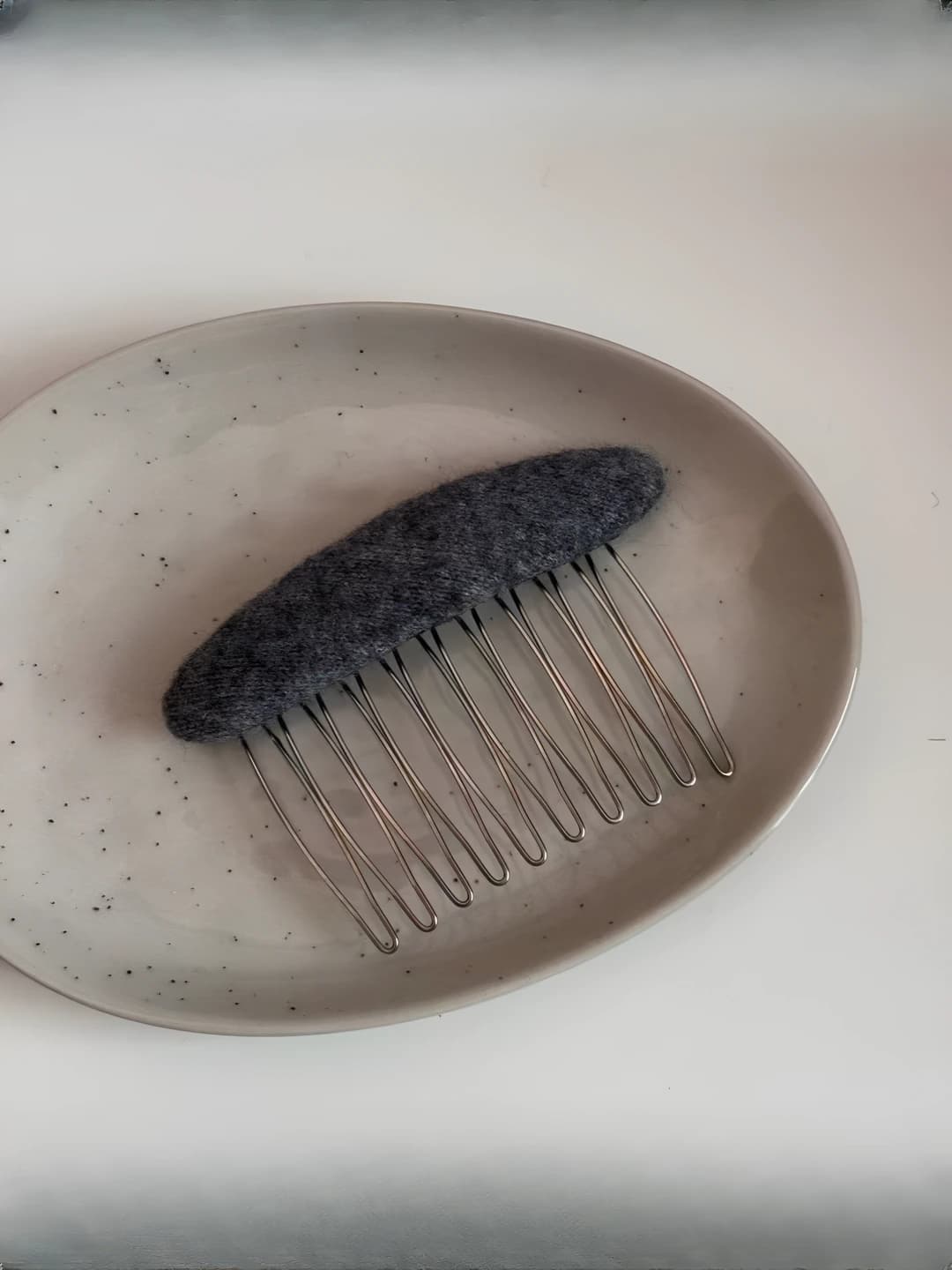 Retro hair comb, grey