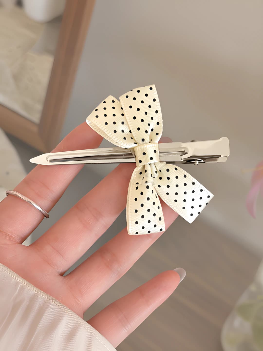 White bow one-sided clip