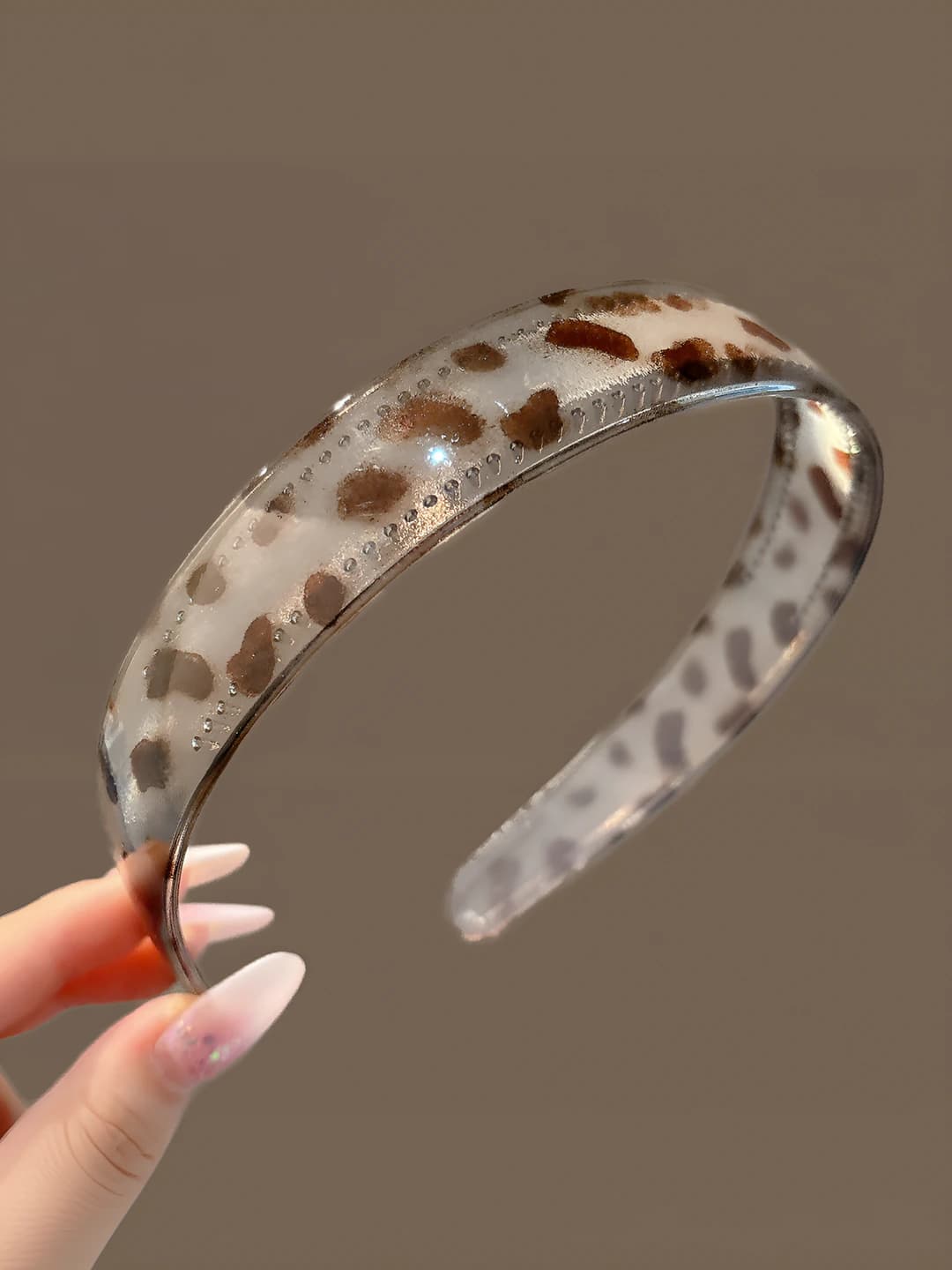 1# Kulrang leopard - akril - diametri ~11 sm
