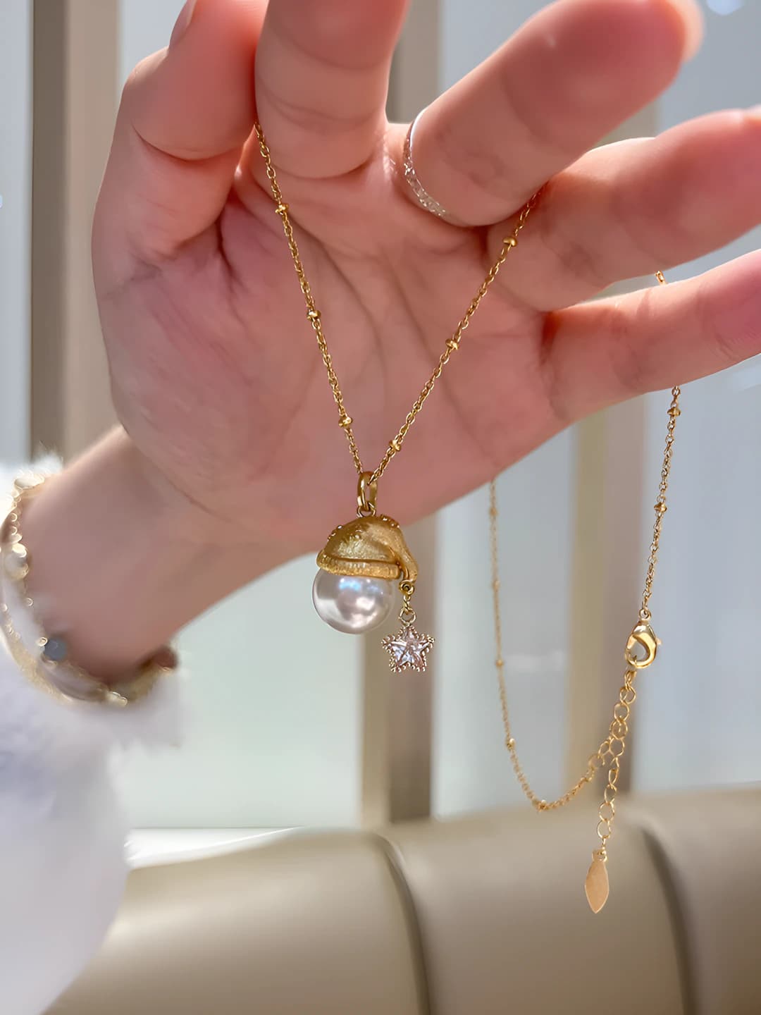 Women's chain necklace with star and pearl pendant in French style