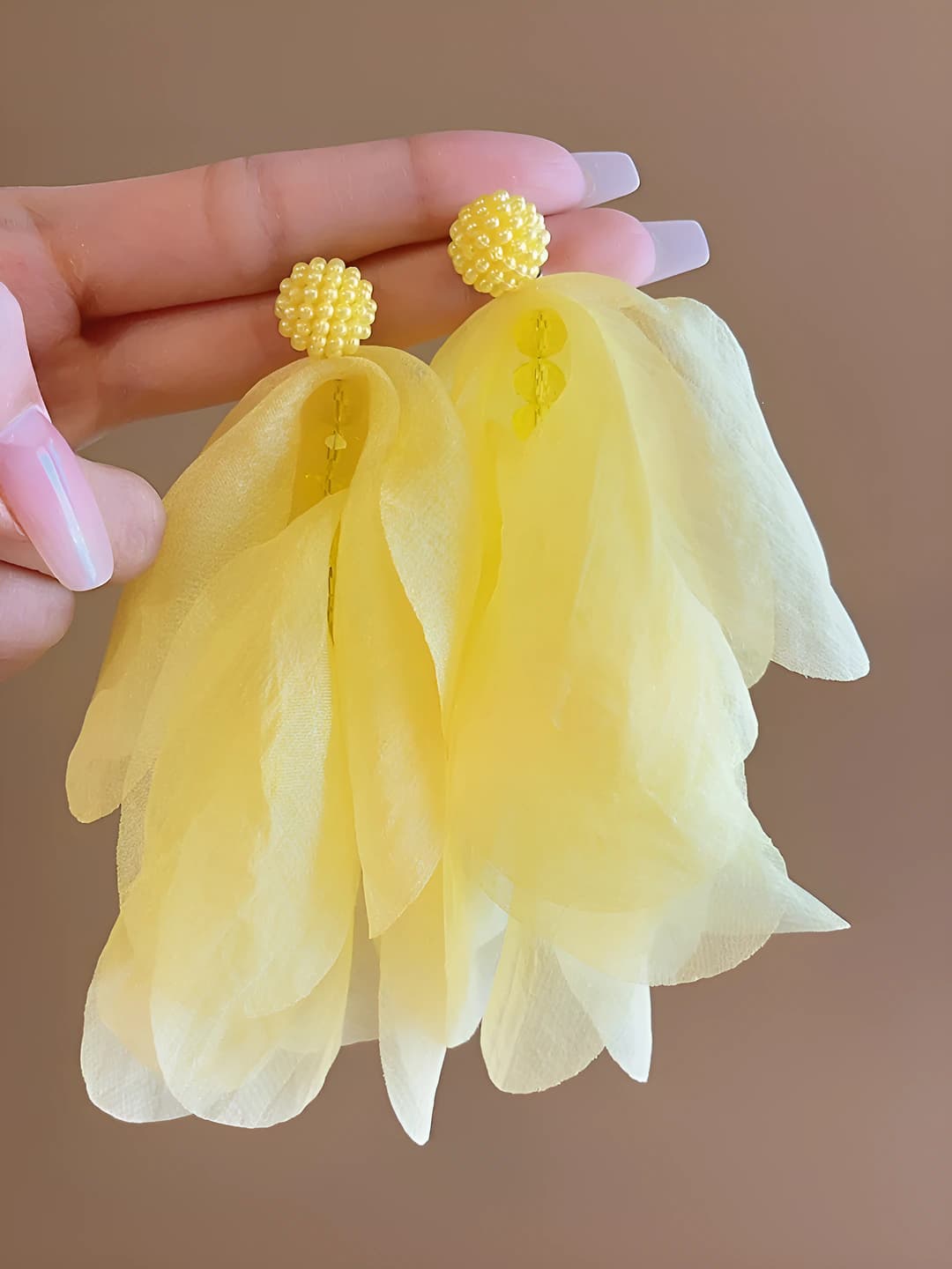 Yellow pearl mesh studs