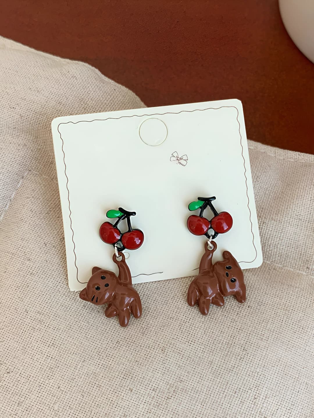 Коричневая вишнёвая кошка
