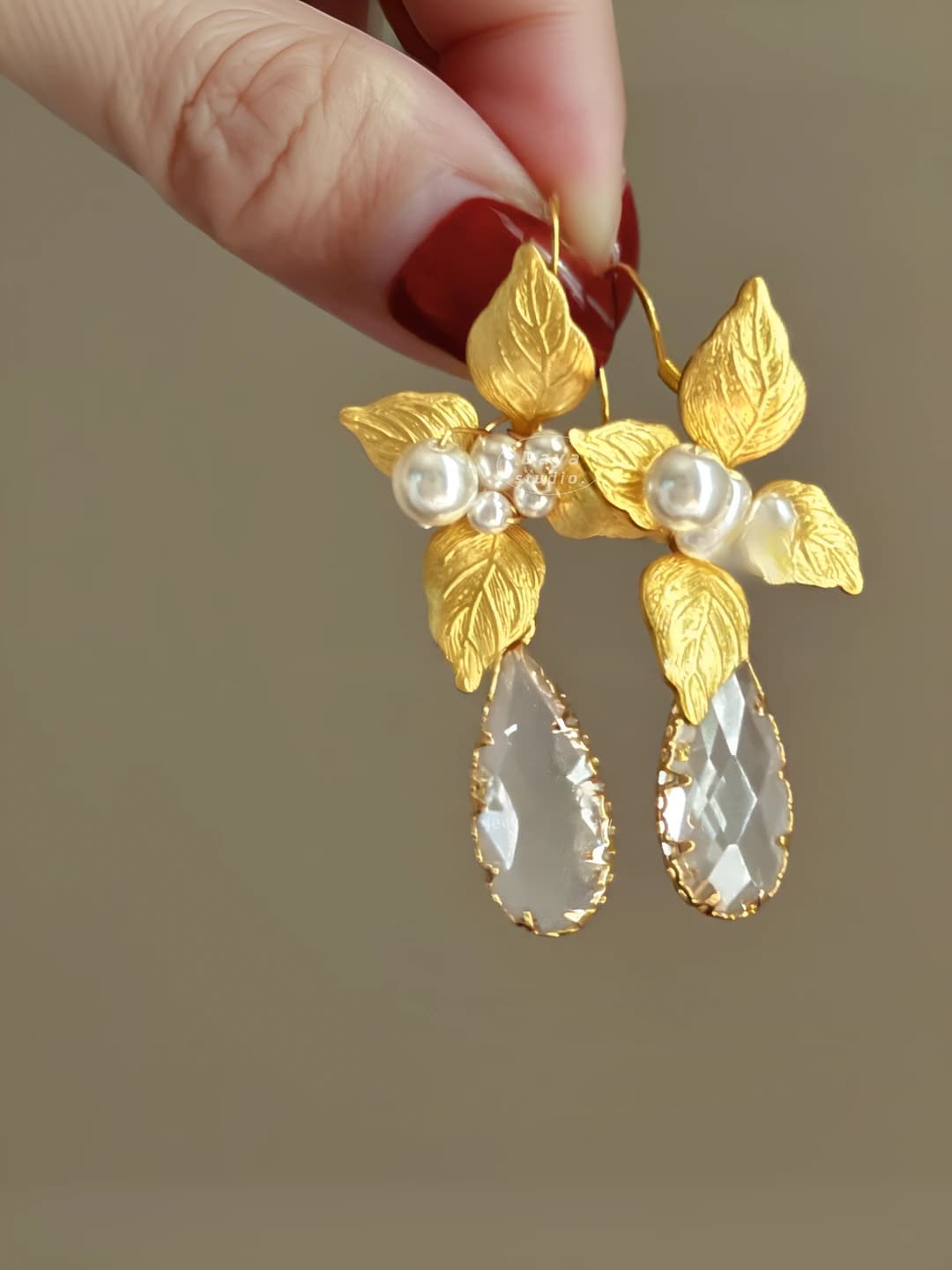 Women's retro gold leaf and pearl teardrop earrings with floral design