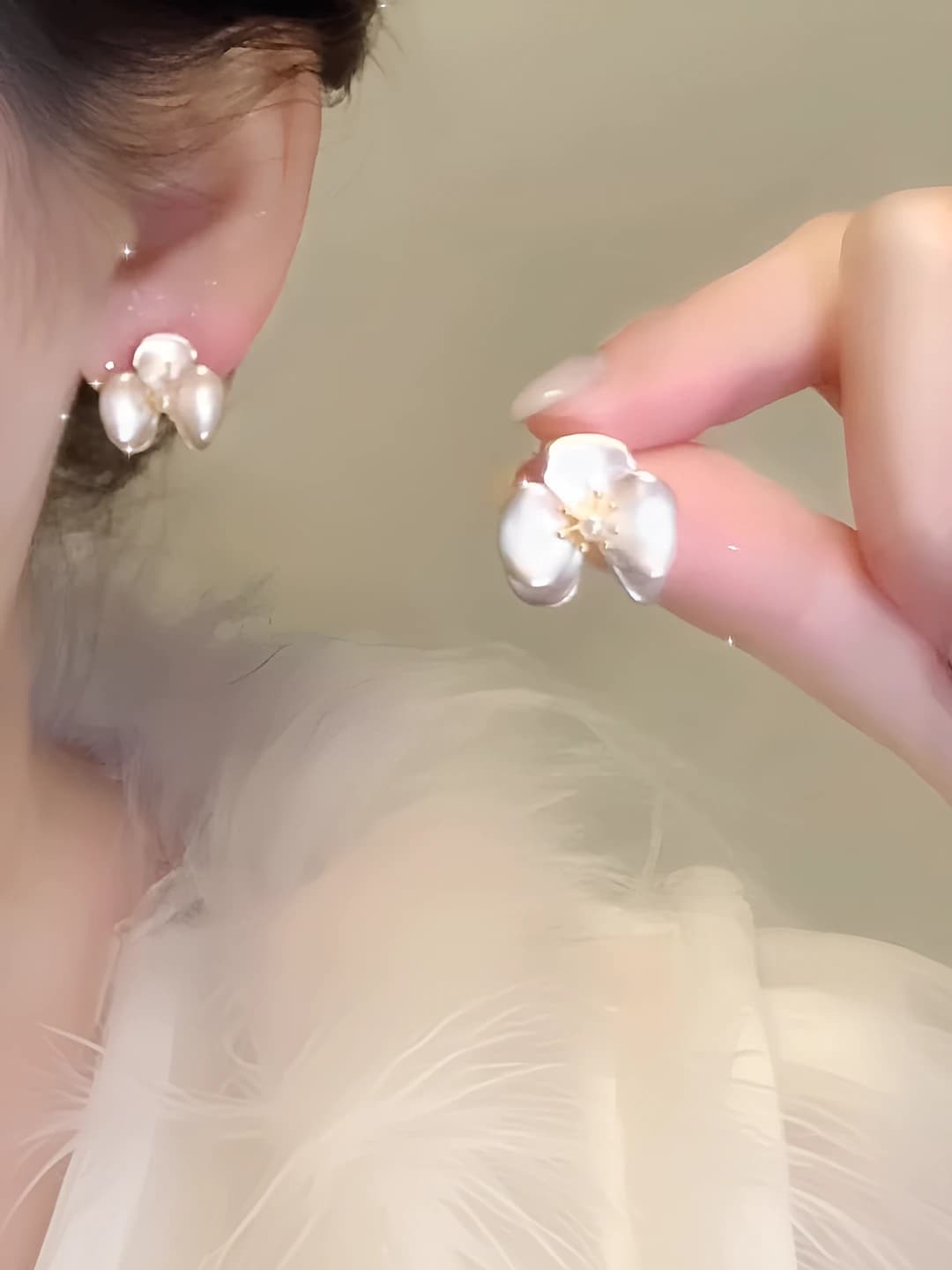 Gardenia pearl earrings