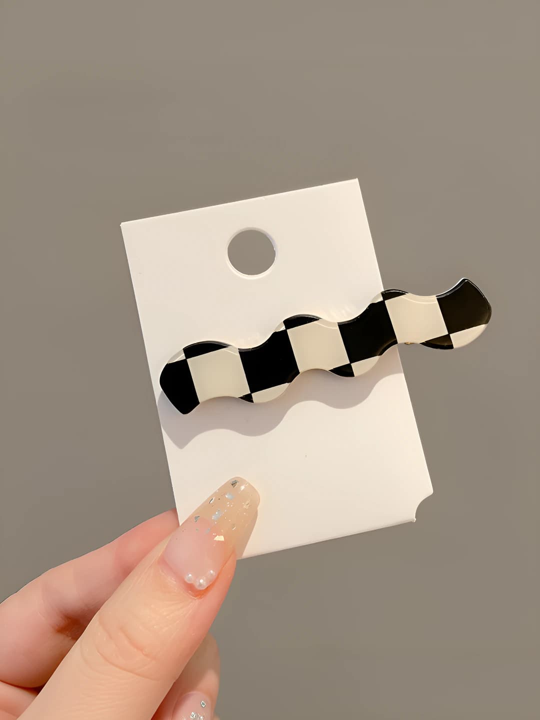 2# Black-white checkerboard curved clip, 6.7 cm