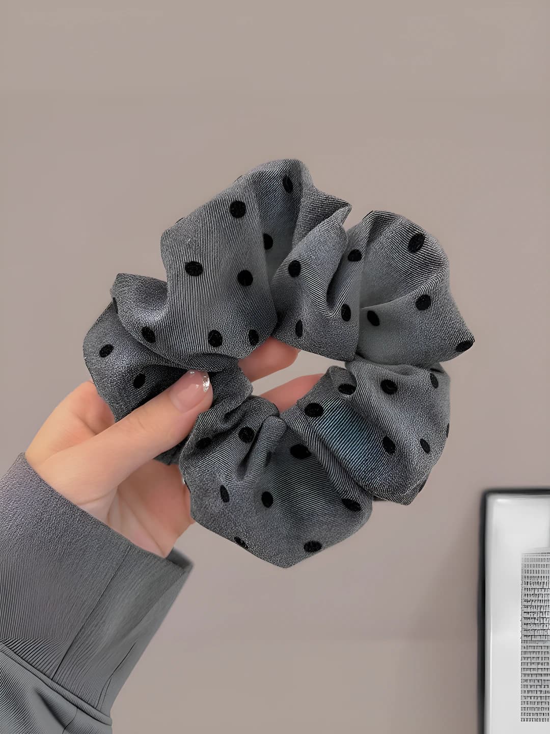 Серый, горошек