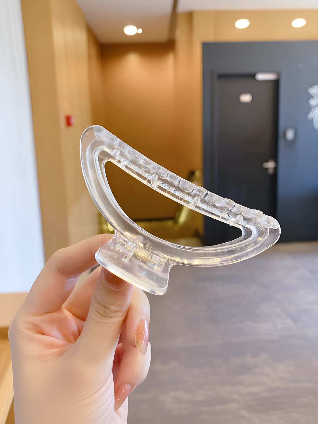 Clear D-clip, 9 cm