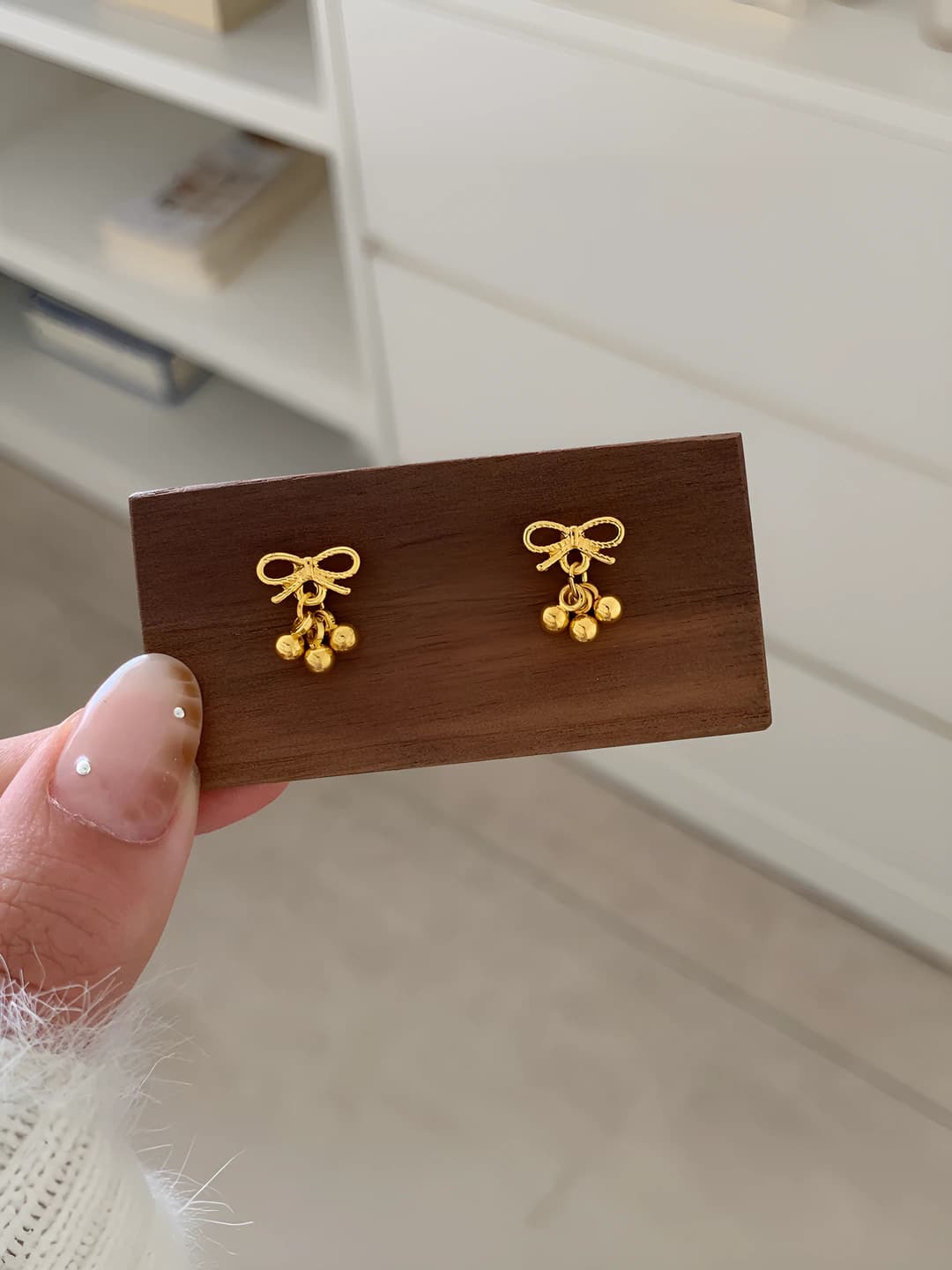 Gold bow and bead pendant
