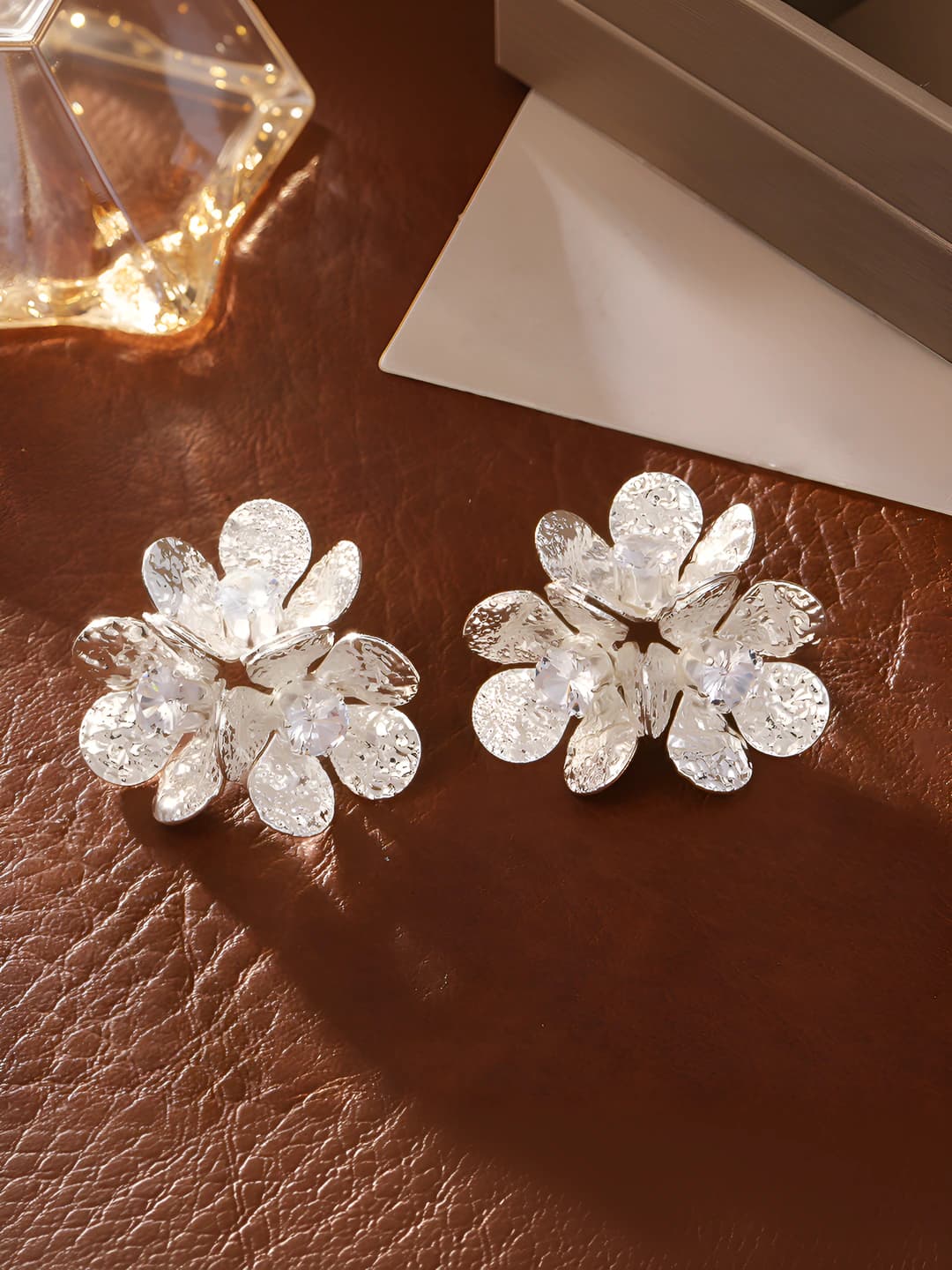 Women's flower stud earrings: copper, 925 silver post, real gold plating, design element in European and American style