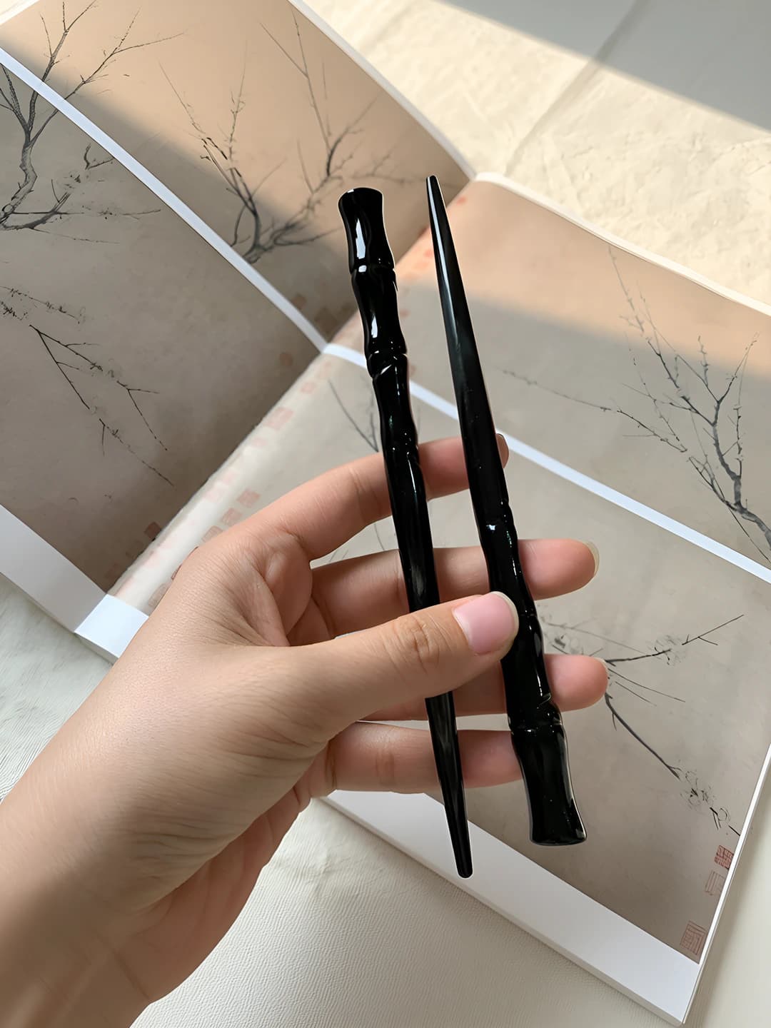 Women's hairpins and bobby pins: retro style hairpin made of polished buffalo horn with gradient ink-wash bamboo knot design, thick and durable
