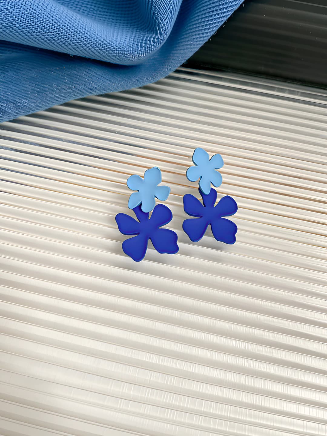 138# Silver post - Blue flowers