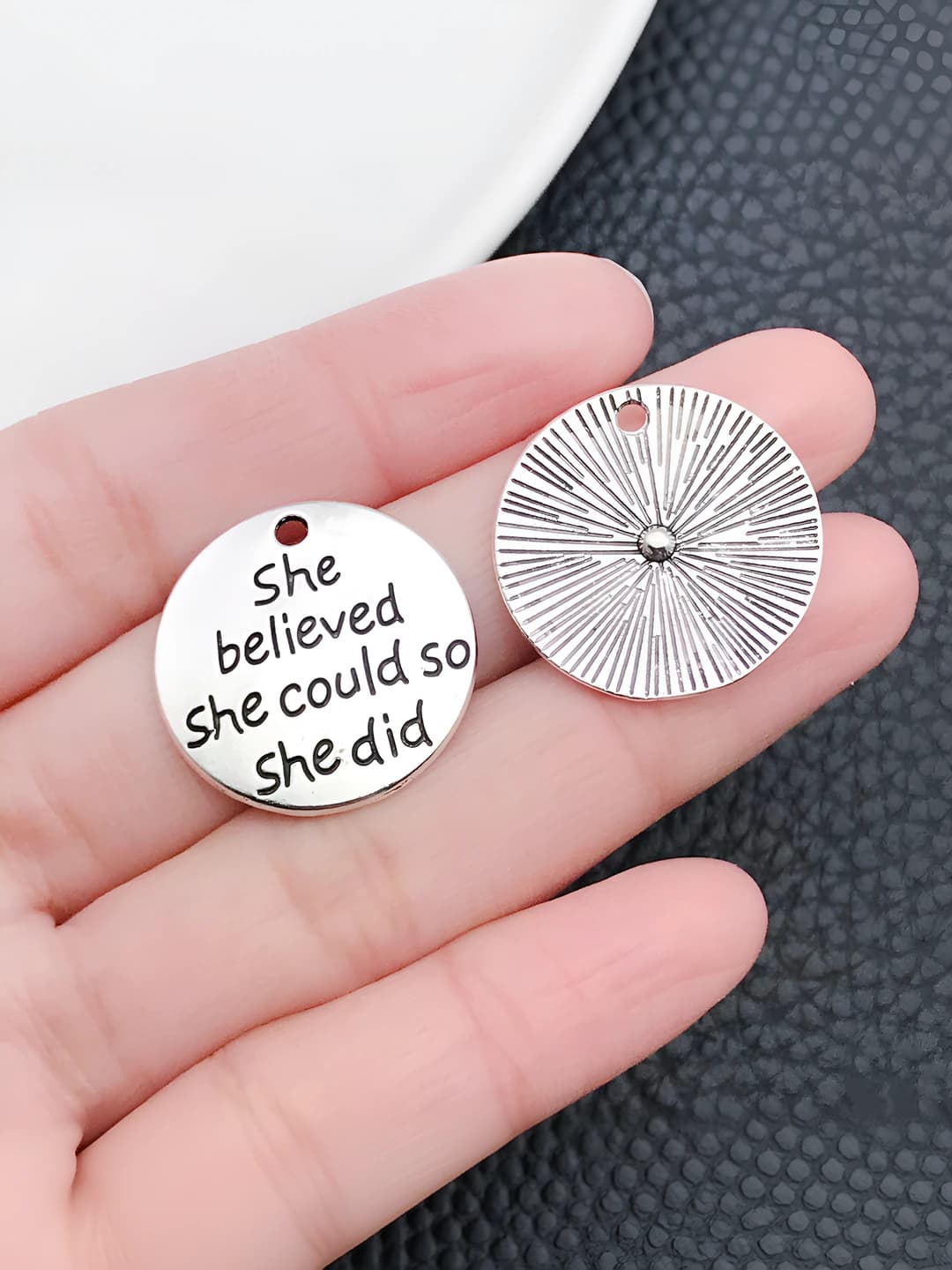 1 dona qadimiy kumush doira shebelievedshecould harfli plaka 22x22mm-2.4g