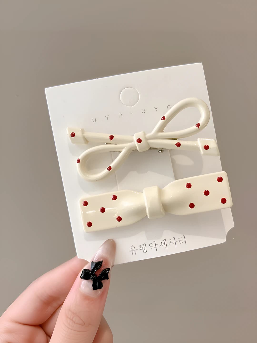 White polka dot, 1 pair