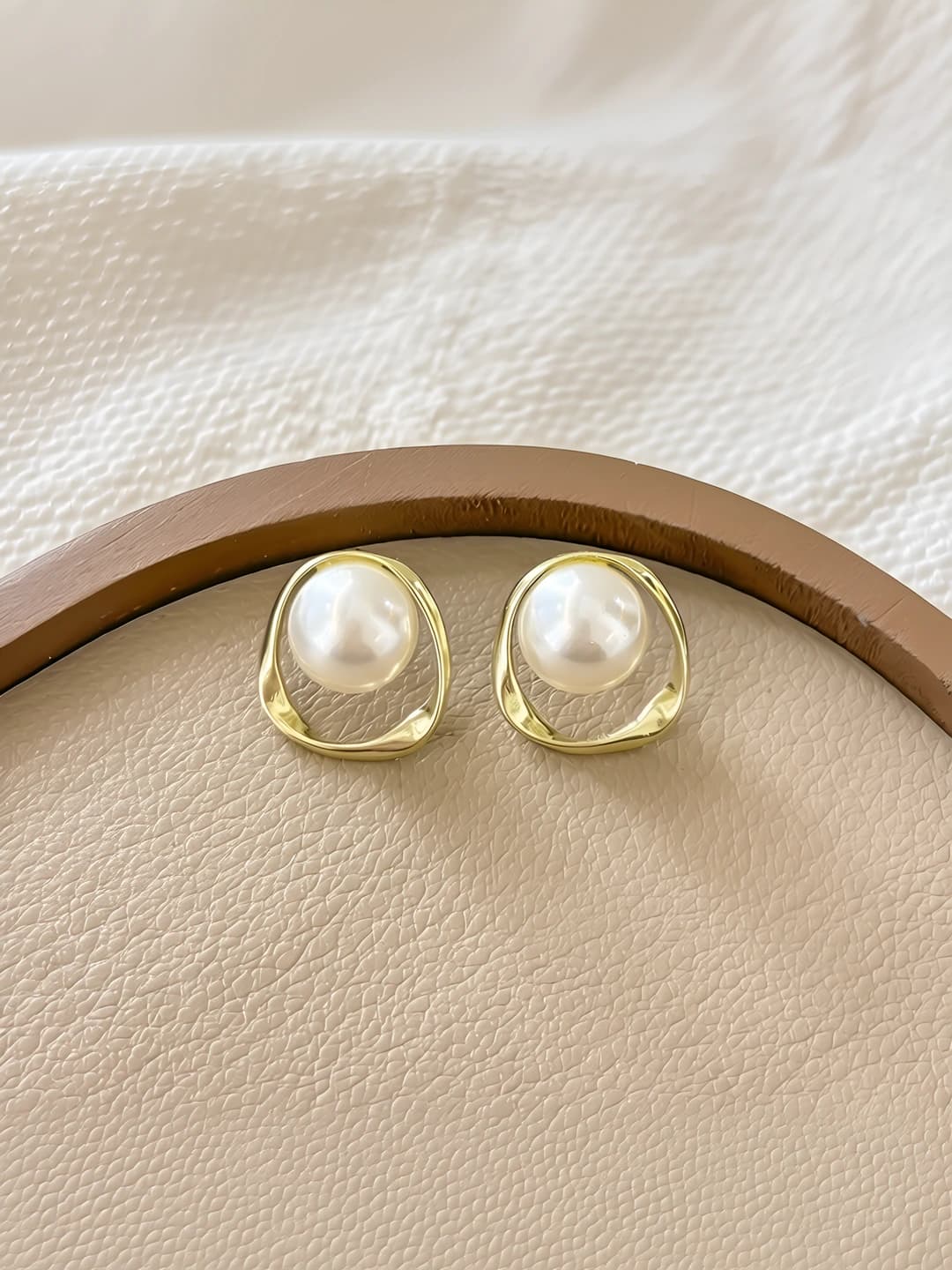 Irregular circle pearl studs