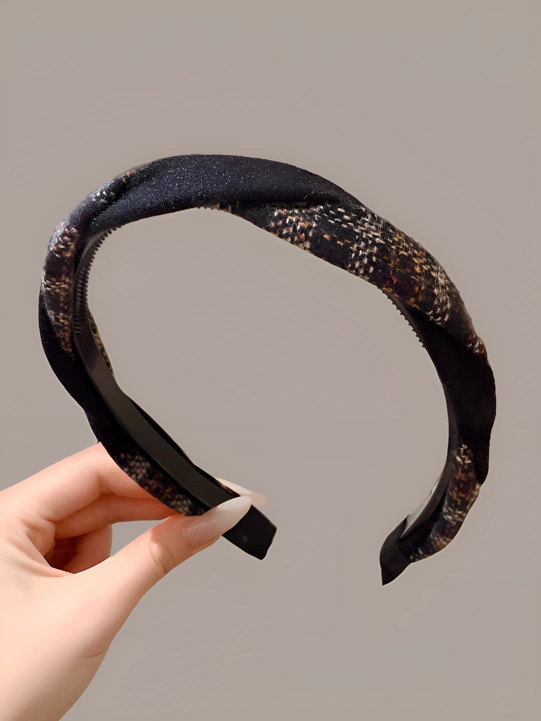 3# Black diagonal plaid hairpin