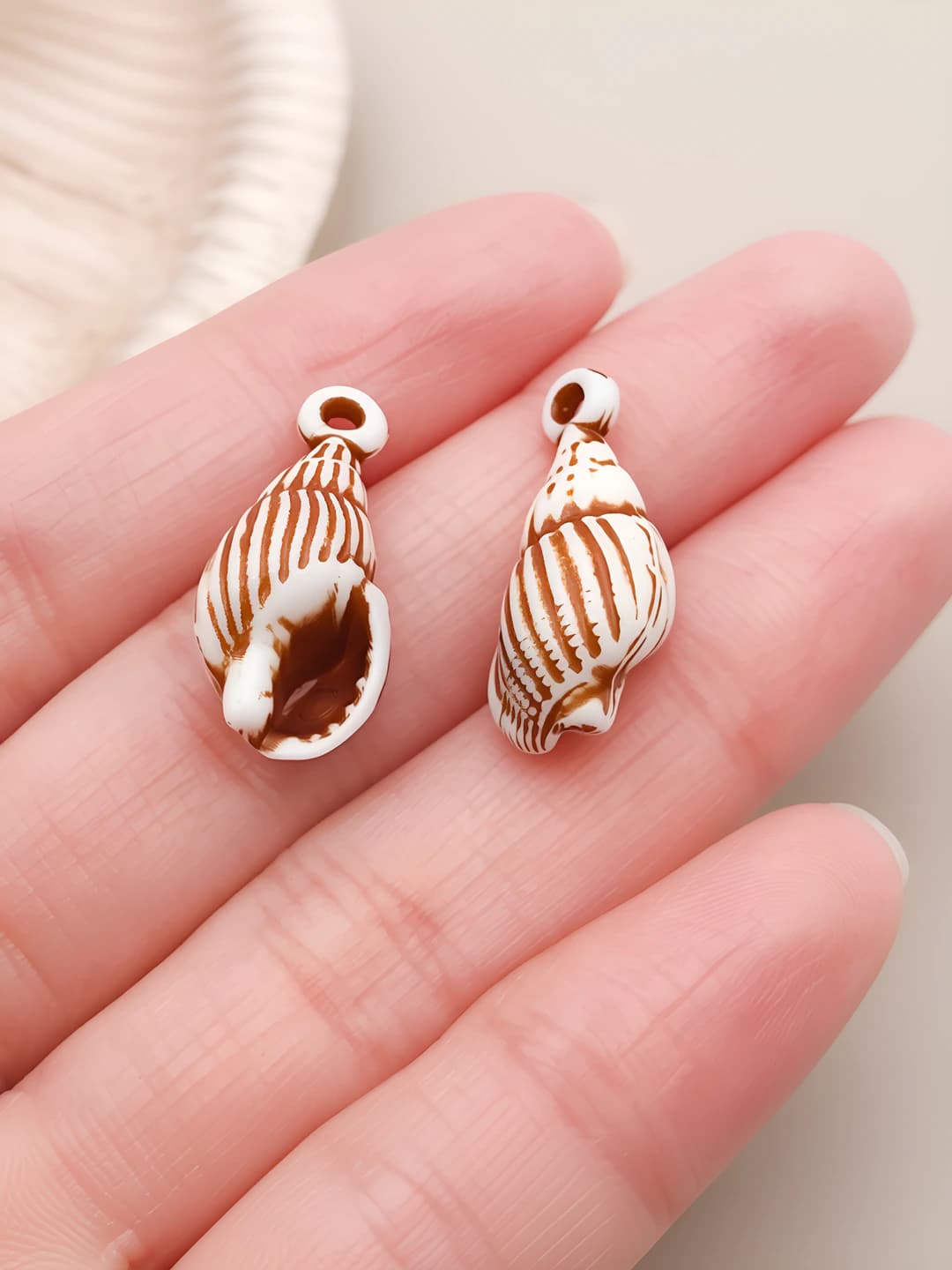 Коричневый акрил, 23x10mm, 0.7g