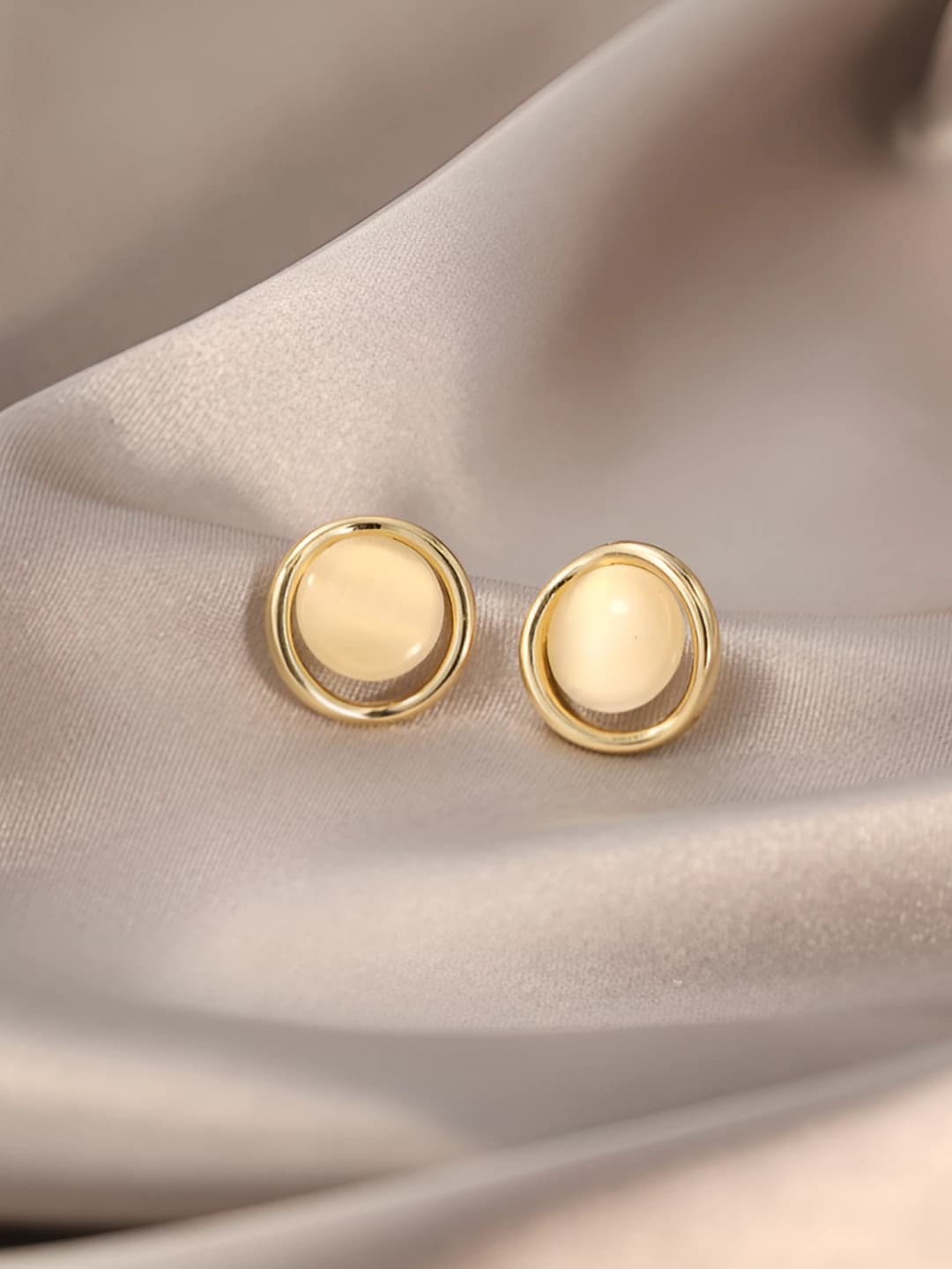 Cat's eye stone stud