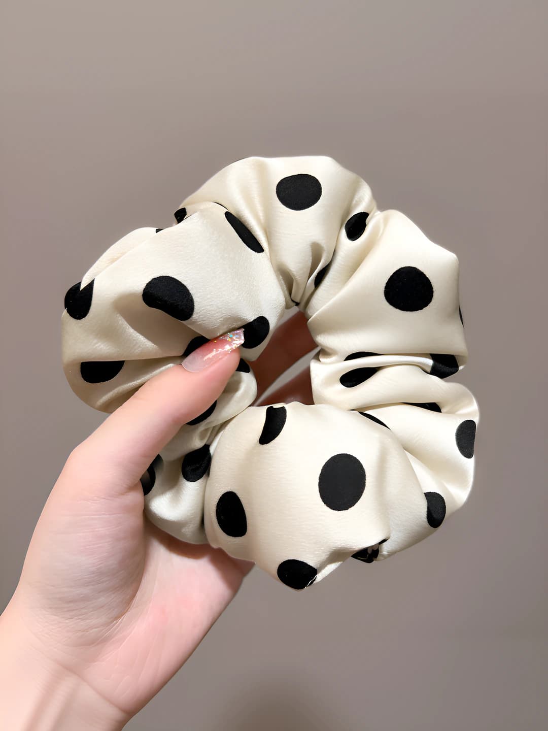 White polka dot, 13 cm