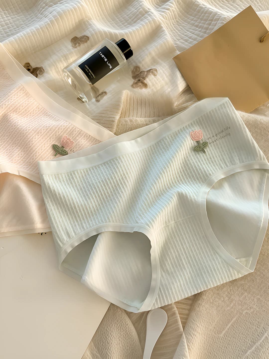 Women's seamless briefs, breathable, floral pattern, spring