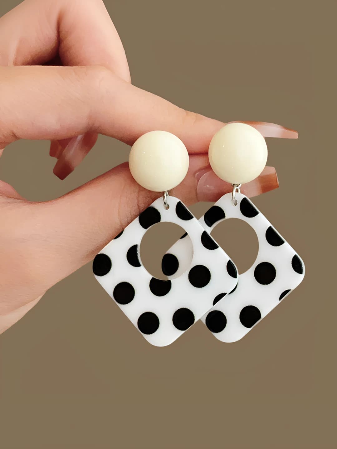 Clip-on: black and white polka dot