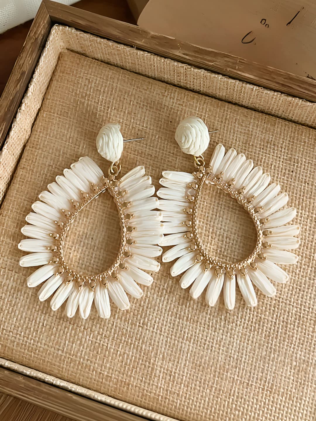 Белые ажурные серьги-гвоздики из лозы