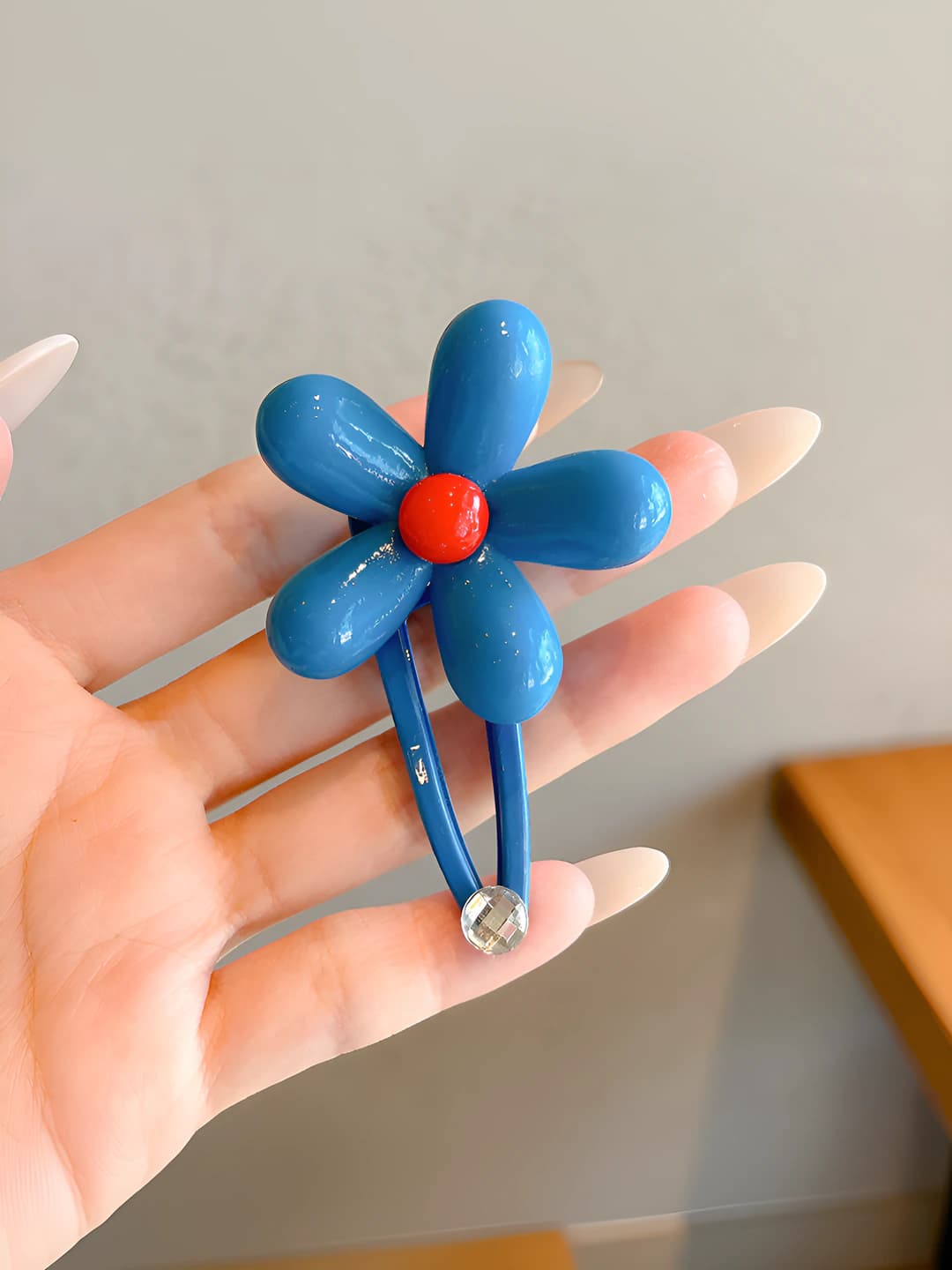 Blue flowers, ~5 cm, flowers ~4 cm