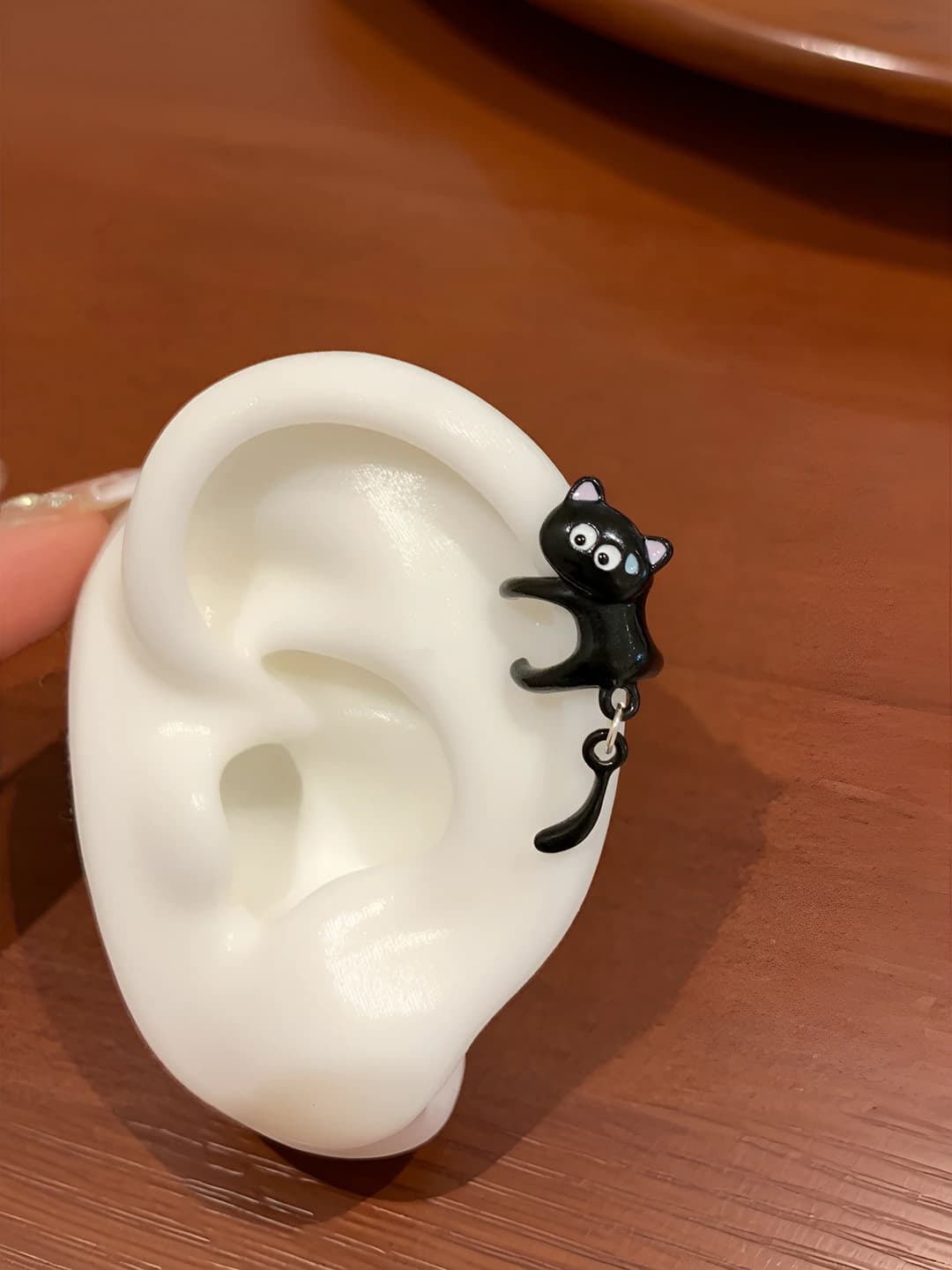MMW6 Black cat ear clip