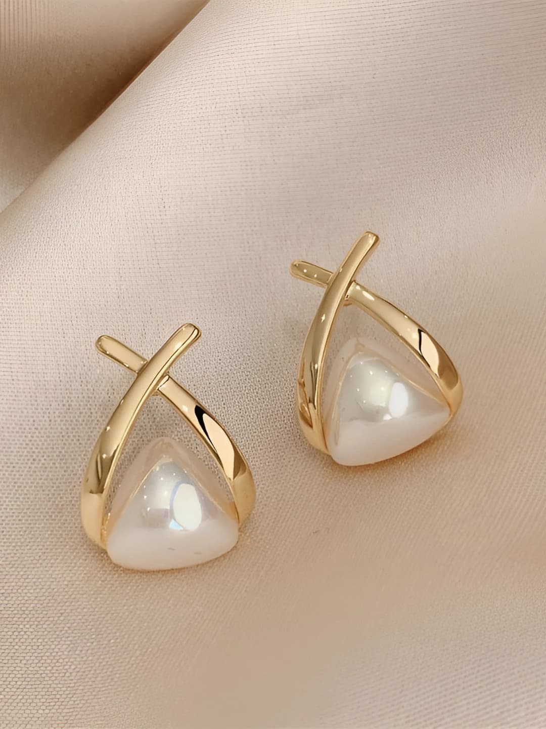 Crossed pearl studs