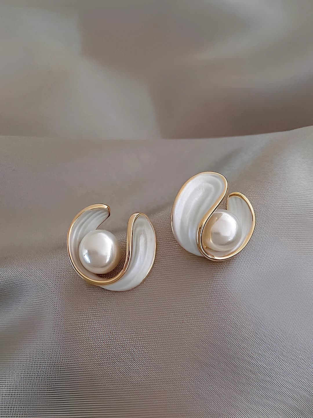 17# Gold drop pearl studs