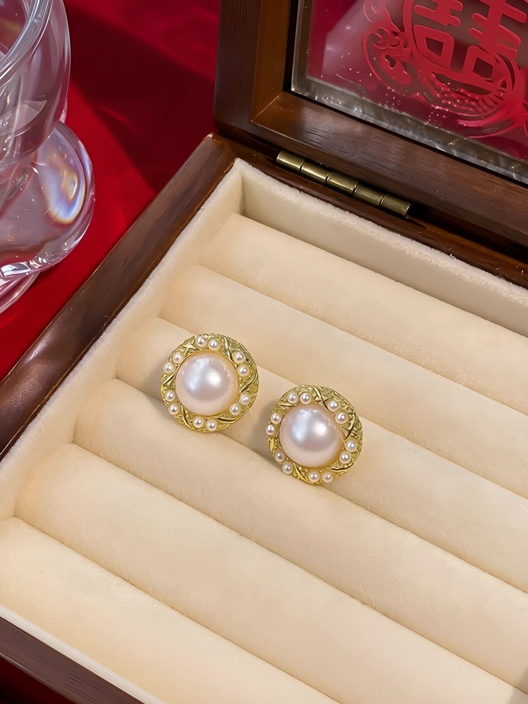 39# Gold rim circle pearl studs