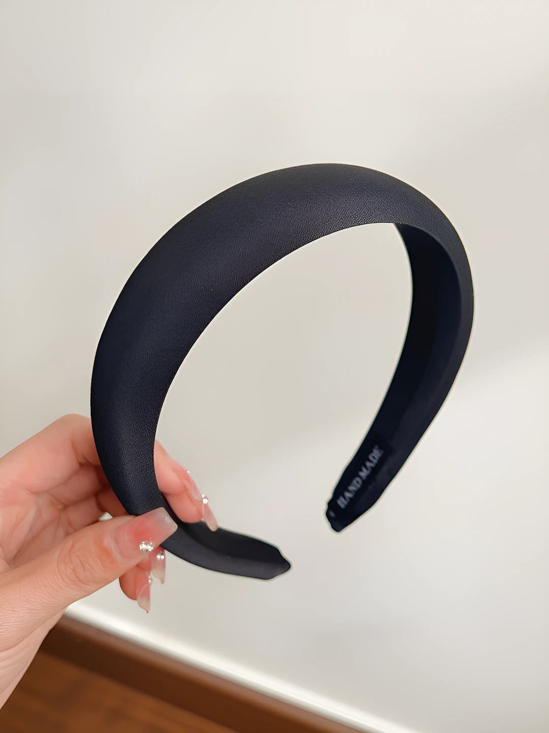 Qora (taxminan 15 sm)