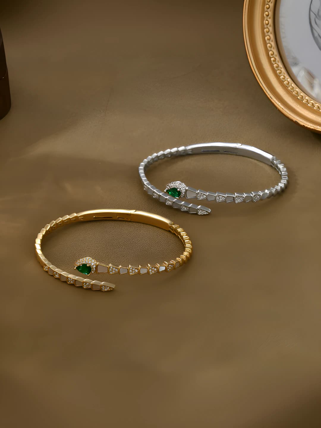 Ayollar uchun zarrali qoplangan, mikro qo'shilgan zirkon va emerald rangli qo'ng'iroq shaklidagi ilon suyakli bilaguzuk