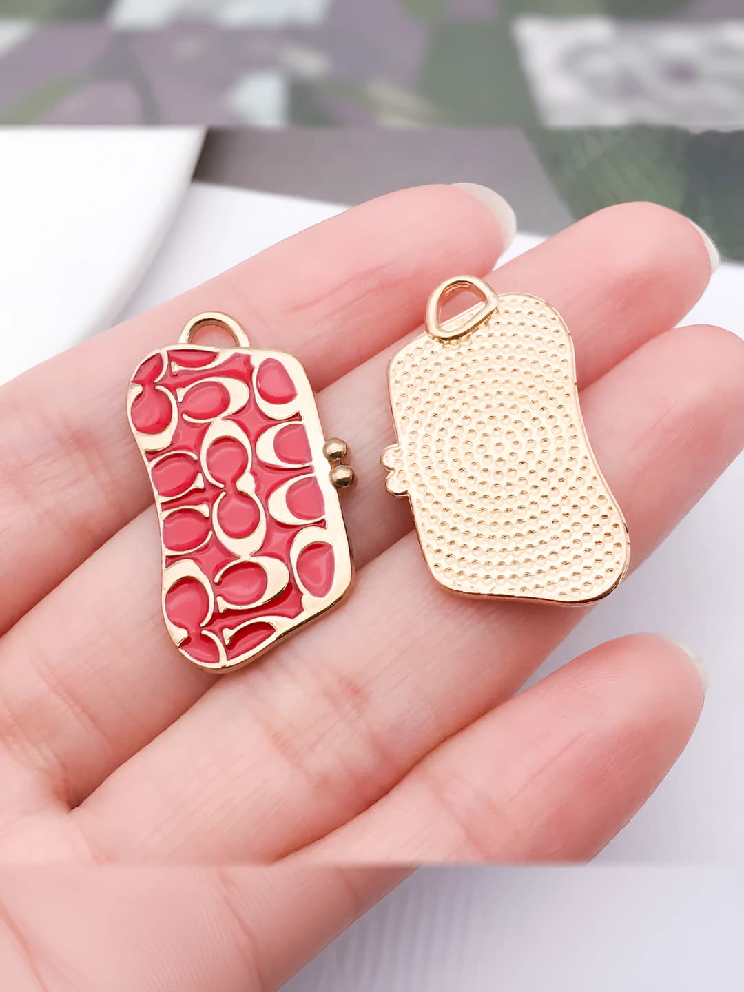 Qizil qo'l sumkasi shakli, 30x17mm